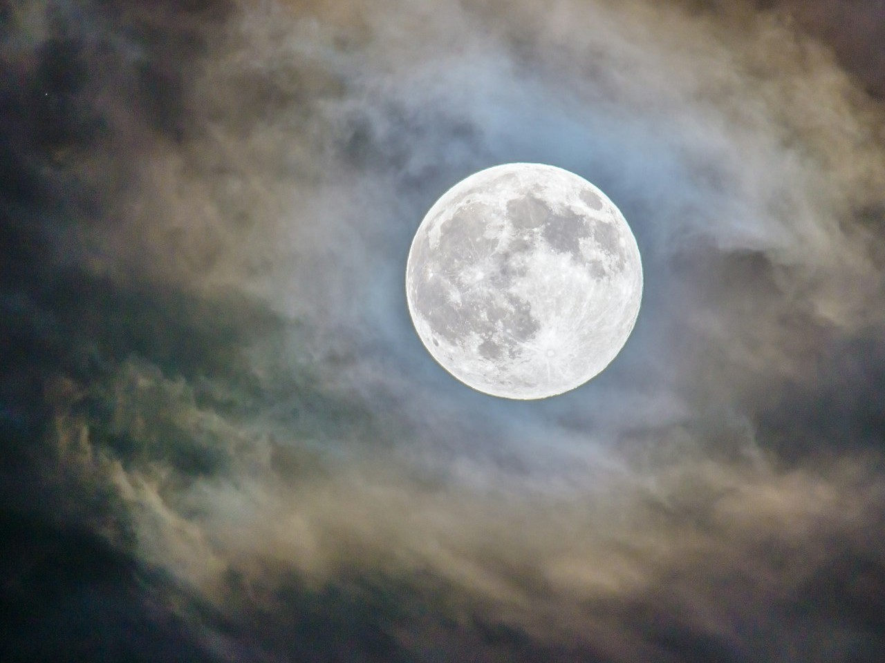 La Luna – silenziosa compagna della notte